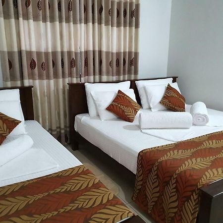 A And D Holiday Inn Anuradhapura Bagian luar foto